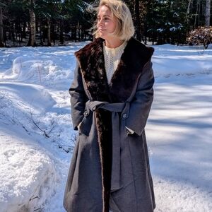 Chic Gray Women's Trench Coat with Fur Trim